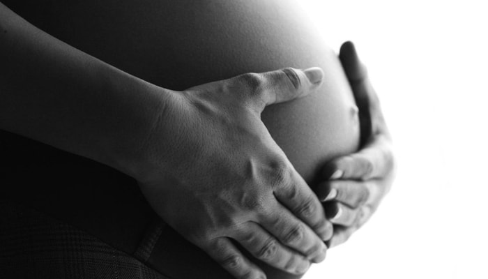 Plusieurs complications graves peuvent survenir lors d'une grossesse subséquente à un accouchement par césarienne. Parmi ces problèmes, mentionnons l'attachement anormal du placenta à l'utérus, la rupture utérine et l'accouchement prématuré.