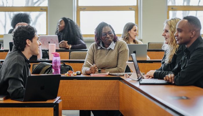 Le nombre d'étudiantes et d'étudiants inscrits à ce jour est inférieur aux prévisions, principalement en raison d'une baisse des inscriptions provenant de l'international.