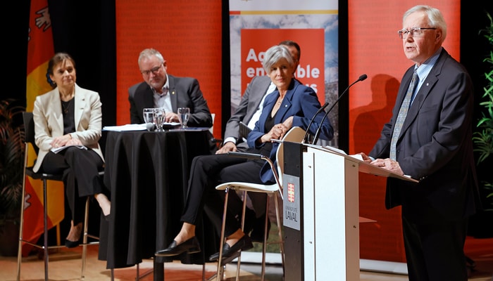 Le président du Conseil d'administration, Jean Houde, a expliqué les priorités identifiées en cours d'année pour préserver la capacité d'action de l'Université à long terme et soutenir durablement sa mission d'enseignement et de recherche dans un contexte financier exigeant.