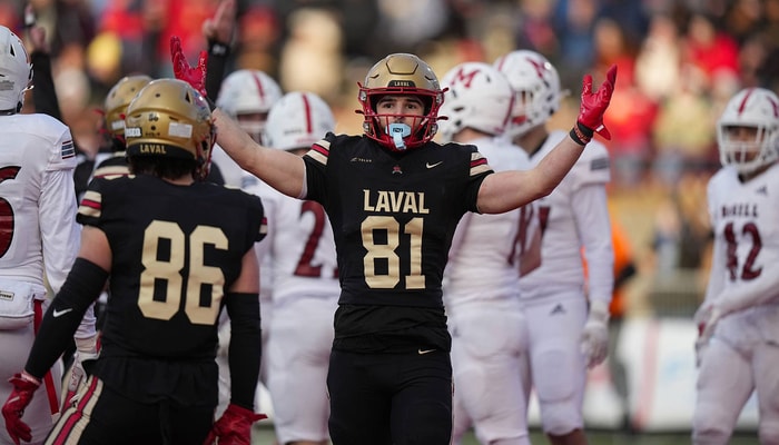 Olivier Cool, receveur du club de football Rouge et Or de l'Université Laval, lors du match du 1er novembre 2025  contre les Redbirds de l'Université McGill.