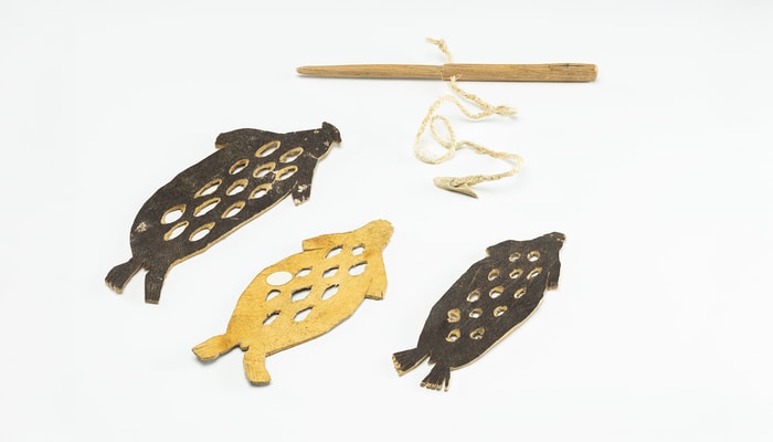 Jeu de chasse au phoque qui servait à enseigner la chasse aux jeunes garçons en développant leur rapidité, leur précision et leur dextérité avec le harpon.