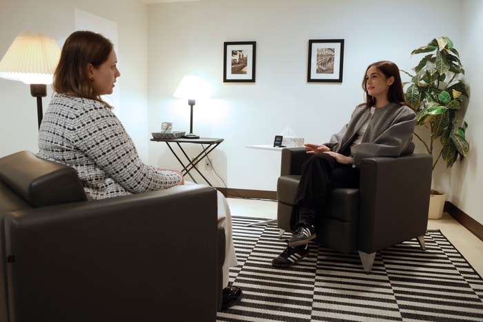 La Clinique universitaire de counseling et d'orientation existe depuis 1943. Avec sa salle d'attente et ses bureaux de consultation décorés, elle ressemble à une clinique professionnelle. Sur la photo, Marie-Pier Boutet (à gauche) et Chloé Drainville (à droite), étudiantes à la maîtrise en sciences de l'orientation, simulent une consultation.