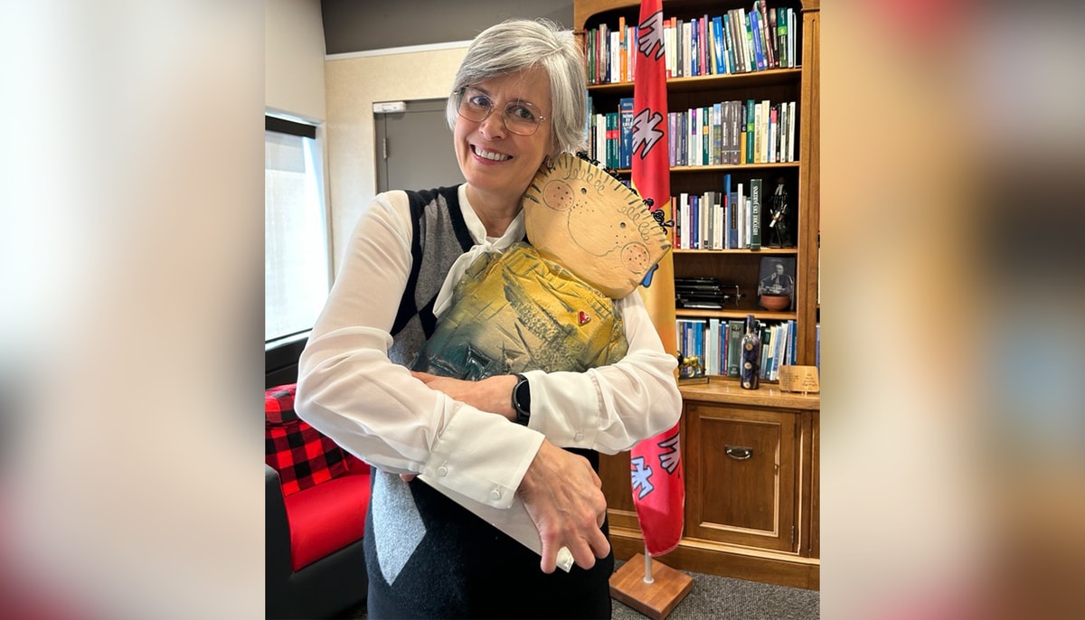 Sophie D'Amours avec Ti-Ben, la statuette symbolique associée aux distinctions de Centraide