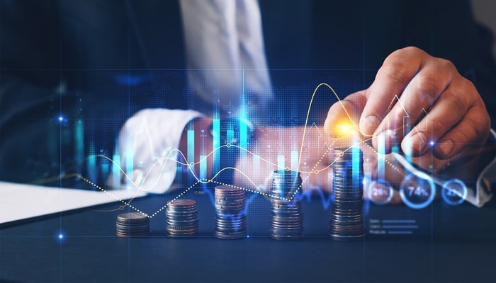 Dans la compétition COTE 100 – FSA ULaval, des équipes d'étudiantes et étudiants doivent élaborer une stratégie d'investissement pour une période de 20 ans, et ce, avec un portefeuille regroupant 20 titres de grandes entreprises cotées en Bourse.