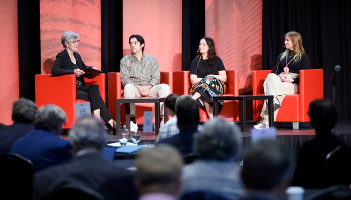 Les étudiantes et étudiants autochtones Alec Mahone, Jessica Dorion et Rosalie Chamberland ont eu l'occasion de répondre aux questions de la rectrice Sophie D'Amours sur leurs différents parcours de vie et sur la façon dont ils se sont intégrés à l'Université Laval.