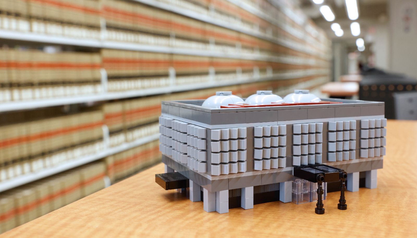 La maquette est constituée de 583 pièces provenant de l'Europe, des États-Unis et de Vancouver.