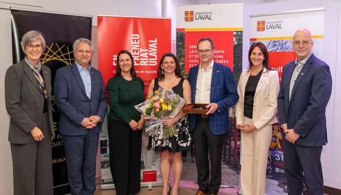 De gauche à droite: La rectrice Sophie D’Amours, Marc Deschênes, directeur conseil - dons majeurs et planifiés à la Direction de la philanthropie et des relations avec les diplômées et diplômés (DPRD), Marie-Ève Poirier, directrice d’Entrepreneuriat ULaval, Chantal Dufresne et Martin Papillon, membres Les Cent-Associés, Caroline Girard, Cheffe de la DPRD ainsi que Stéphane Boudreau, doyen de la Faculté des sciences et de génie.