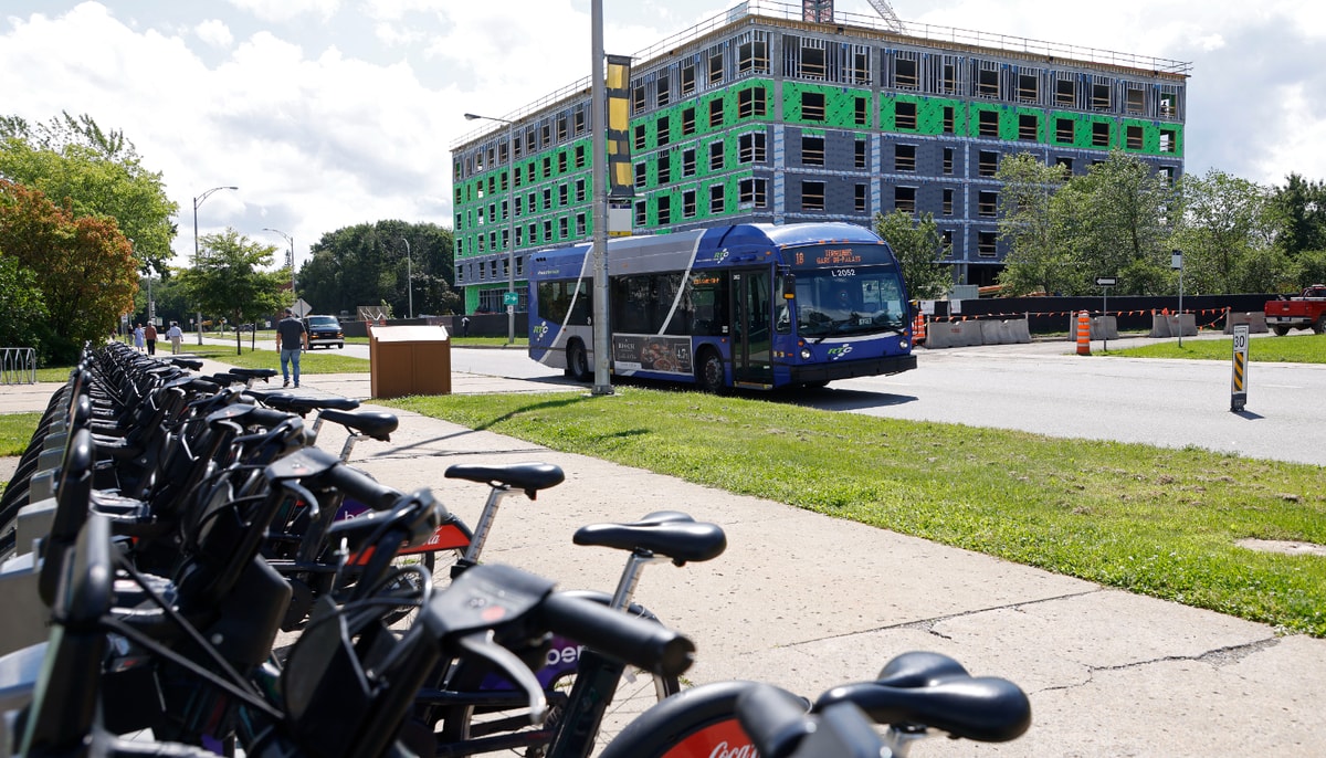 L’Université Laval encourage l’utilisation du transport en commun, du covoiturage et des modes de transport actifs, comme le vélo (dont le service de vélopartage àVélo), pour réduire la pression sur les stationnements et la congestion routière sur le campus.
