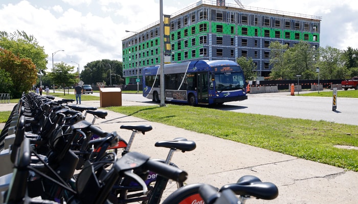 L’Université Laval encourage l’utilisation du transport en commun, du covoiturage et des modes de transport actifs, comme le vélo (dont le service de vélopartage àVélo), pour réduire la pression sur les stationnements et la congestion routière sur le campus.