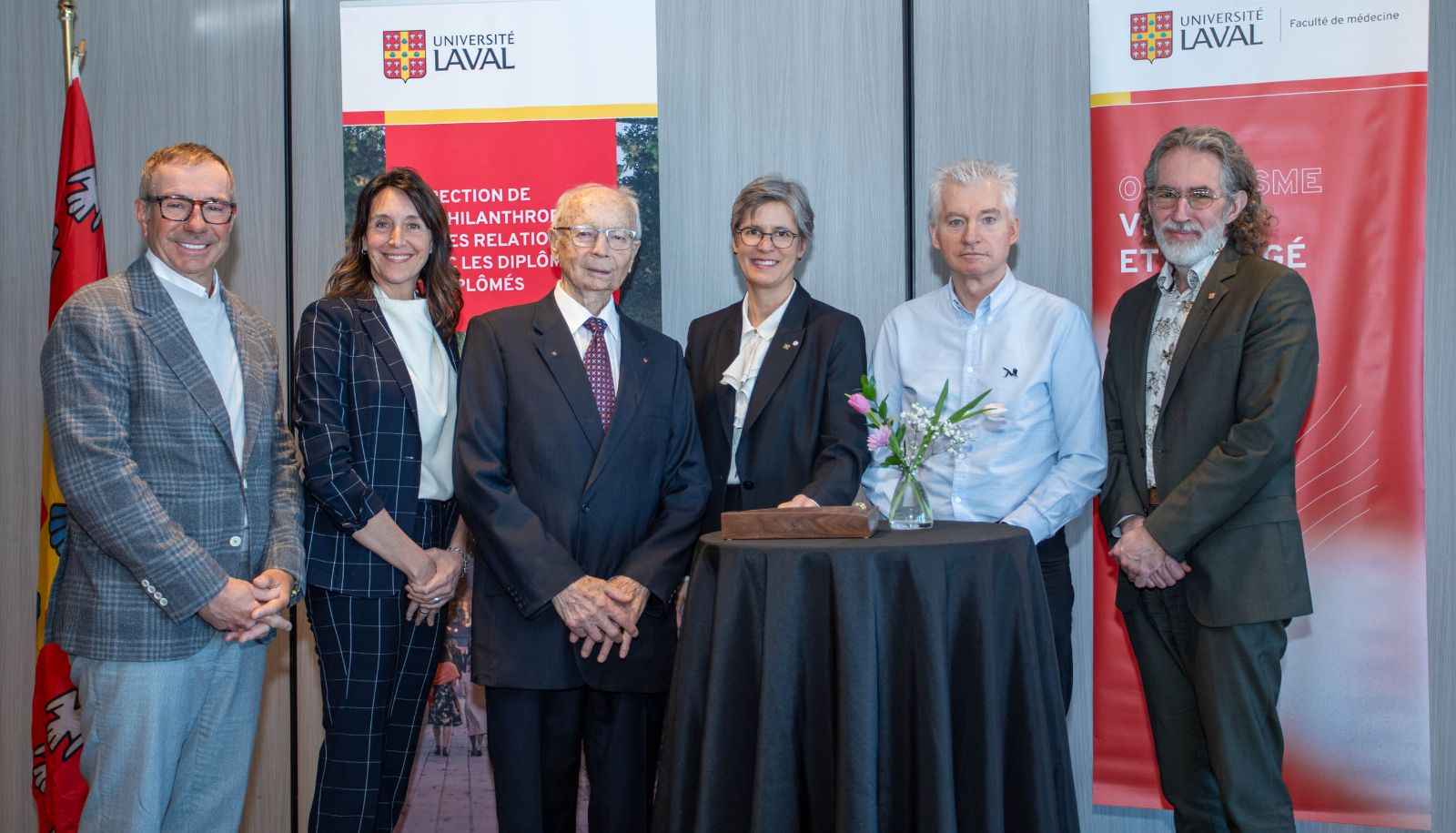 De gauche à droite: Pierre Pomerleau, Caroline Girard, cheffe de la Direction de la philanthropie et des relations avec les diplômées et diplômés, Hervé Pomerleau, la rectrice Sophie D'Amours, le Dr Marcel Camiré, médecin spécialiste ORL, et Julien Poitras, doyen de la Faculté de médecine.