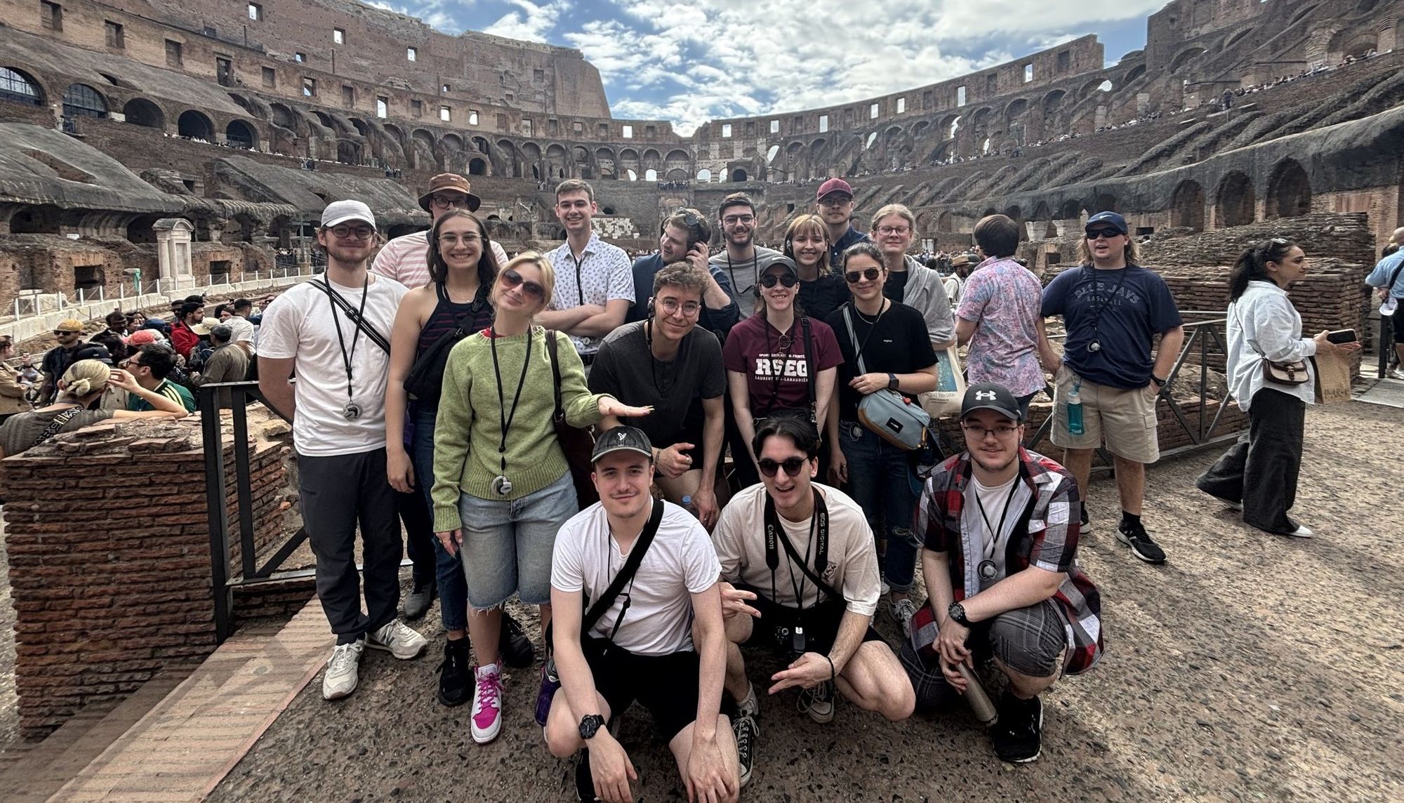 Les étudiantes et étudiants de l'Université Laval à l'intérieur du Colisée de Rome. Le Colisée est un immense amphithéâtre ovoïde pouvant accueillir probablement 50 000 spectateurs et dont la construction s'est achevée en l'an 80 apr. J.-C. L'endroit a été utilisé pour différents spectacles publics, notamment les combats de gladiateurs et les combats d'animaux sauvages.