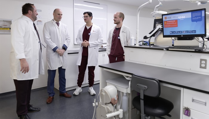 Le député Jean-Yves Duclos lors d'une visite de la Faculté de médecine dentaire en compagnie d'étudiants.