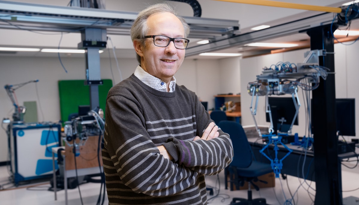 Clément Gosselin, professeur au Département de génie mécanique et de génie industriel