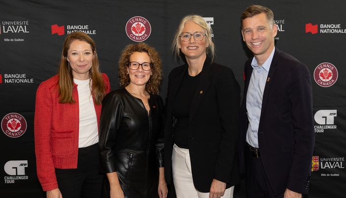Valérie Tétreault, vice-présidente, communications et tournois professionnels chez Tennis Canada, Marie-Josée Mainville, vice-présidente régionale, Québec Ouest, à la Banque Nationale, Julie Dionne, directrice du Service des activités sportives, et Bruno Marchand, maire de Québec, lors de l'annonce, le 21 octobre.