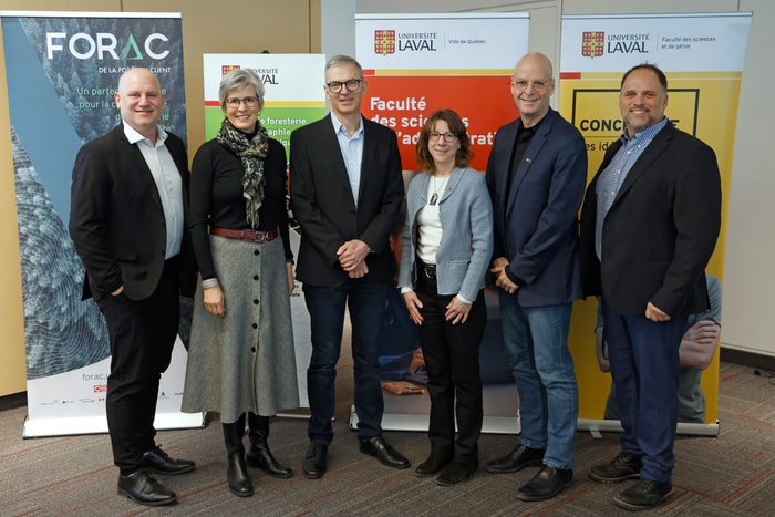 De gauche à droite: Frank Pons, doyen de la Faculté des sciences de l’administration, Sophie D’Amours, rectrice de l’Université Laval, Luc LeBel, directeur de FORAC, Nancy Gélinas, doyenne de la Faculté de foresterie, de géographie et de géomatique, Stéphane Boudeau, doyen de la Faculté des sciences et de génie, et Nicolas Meagher, directeur de l’approvisionnement en fibre chez Domtar et président du bureau de direction de FORAC.