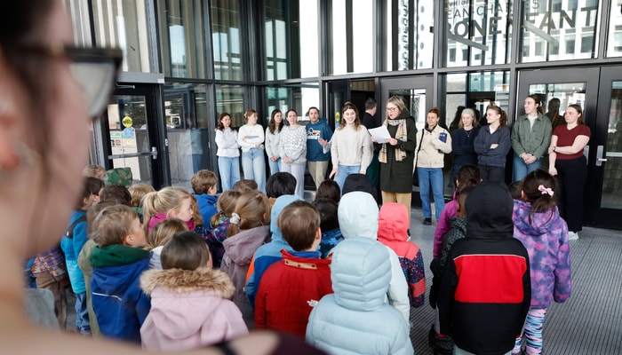 À leur arrivée à la Bibliothèque, les enfants sont accueillis chaleureusement par des étudiantes et étudiants. Quelques consignes, formation des sous-groupes et, hop, direction le 4e étage pour des activités ludiques et éducatives!