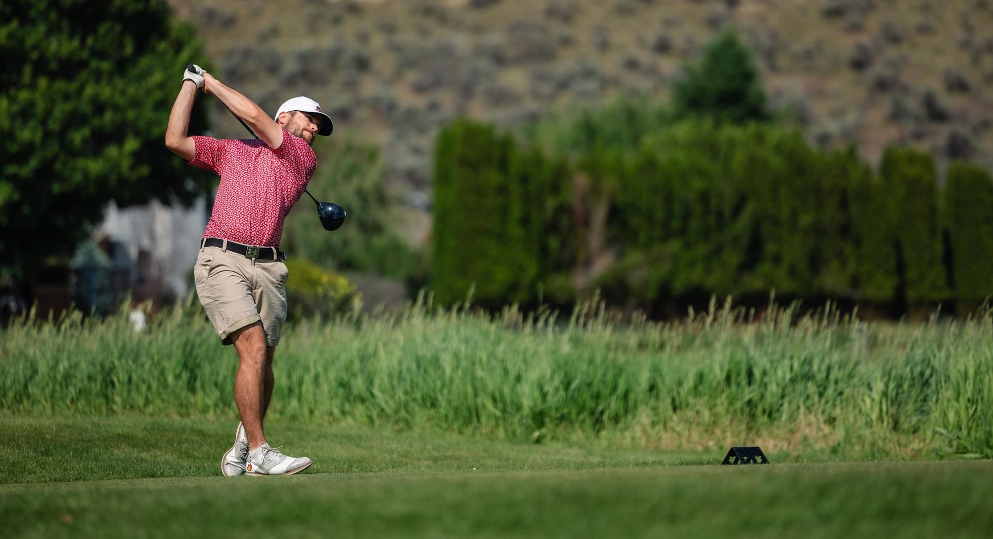 Un golfeur du club de golf Rouge et Or de l'Université Laval en action.