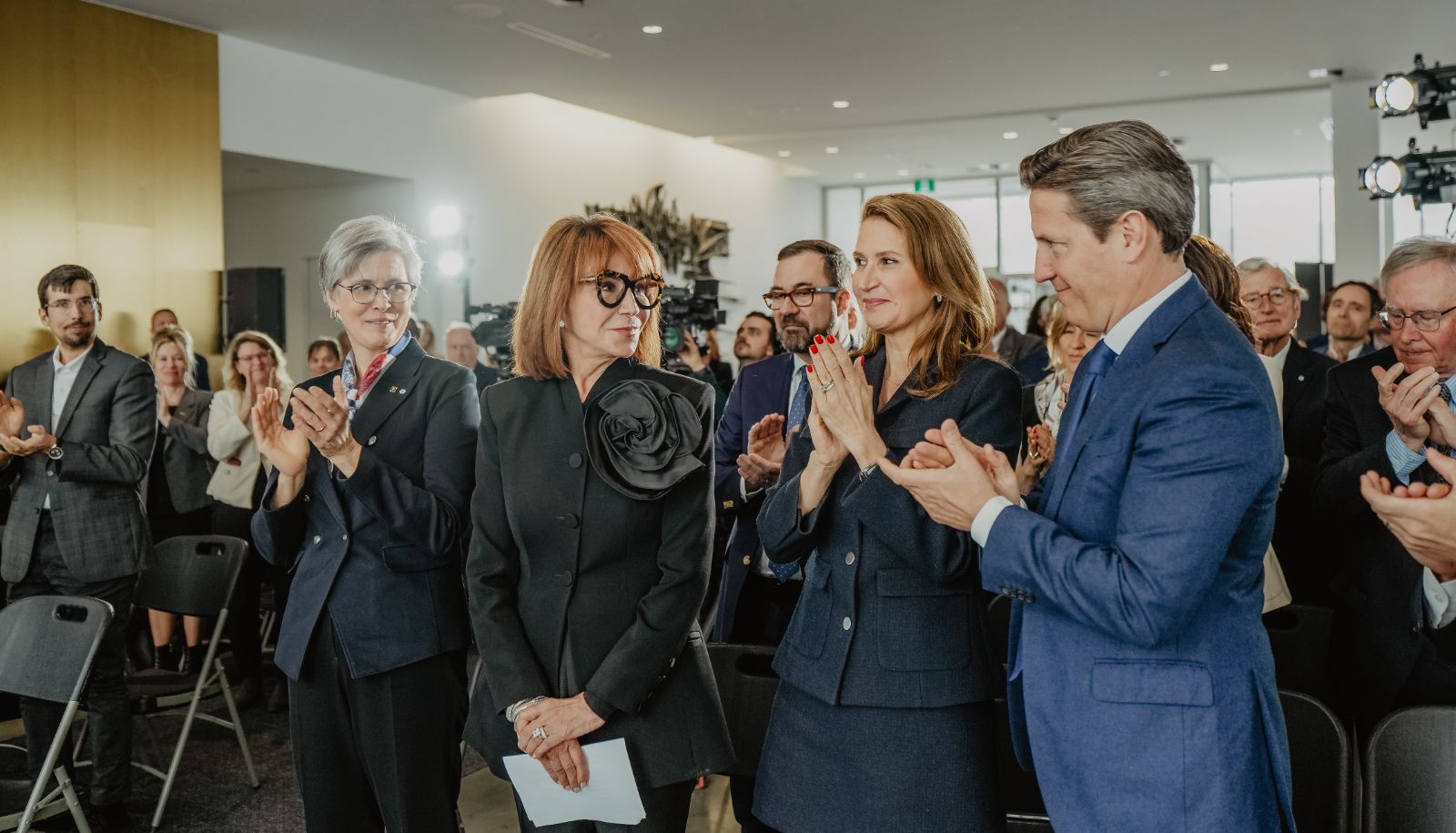 La rectrice de l'Université Laval, Sophie D'Amours, en compagnie de l'épouse de l'honorable Brian Mulroney, Mila Mulroney, ainsi que deux de leurs enfants, Caroline et Mark, lors de la clôture de la Campagne majeure du Carrefour international Brian-Mulroney.