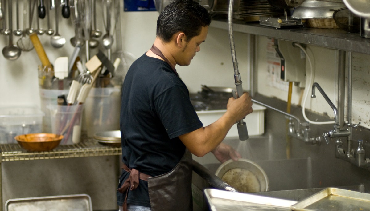 En 2021, au Canada, les personnes migrantes avec un statut de résidence temporaire comptaient pour 10 % de la main-d’œuvre de la restauration et 5 % de celle de l’hôtellerie, indique le rapport sur ce secteur.