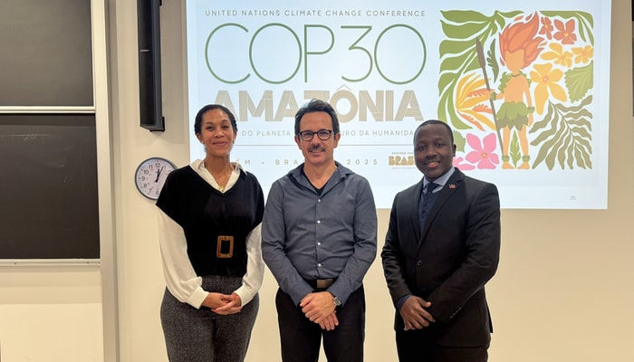 L'étudiante Djifa Ahado, le professeur Radoslav Dimitrov et l'étudiant Max Guybert Lyron.