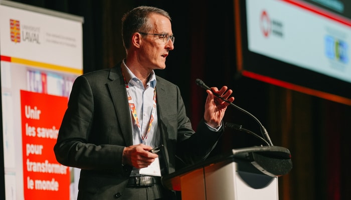 Le professeur Laurent Bazinet, chercheur à l'Institut sur la nutrition et les aliments fonctionnels, a présenté ses travaux sur les lentilles d'eau, menés en collaboration avec une équipe de l'Université de Lille dans le cadre du nouveau Réseau de recherche international SEBioVA.