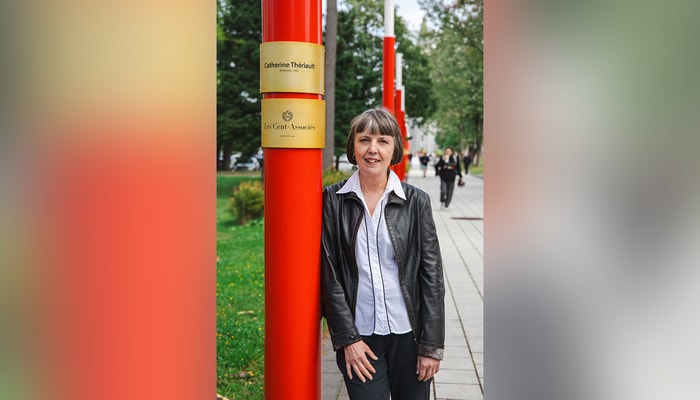 Catherine Thériault devant son luminaire personnalisé sur la promenade des Cent-Associés