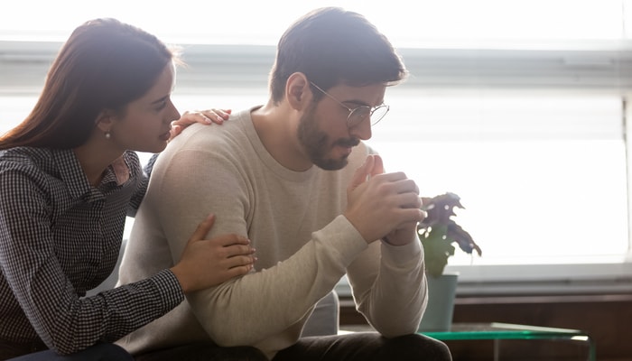 Laura-Mihaela Bogza rappelle qu'autant les pères que les mères peuvent vivre de l'anxiété face à la parentalité et que la compassion était l'émotion la plus fréquentes chez les partenaires participants à l'étude. 