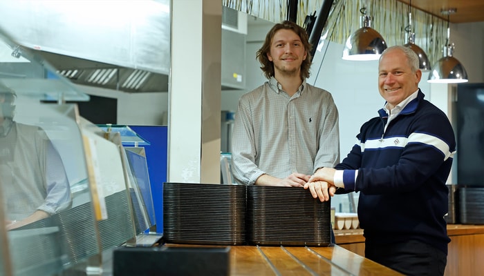 Cédric Glode, étudiant en sociologie et président du RADIS, et Louis McNeil, copropriétaire du groupe COSMOS, au pavillon Alphonse-Desjardins, dans l'espace qui deviendra le Carrefour solidaire dès septembre 2026. Le RADIS et le Cosmos proposeront à la rentrée des services alimentaires qui se compléteront bien et qui seront au cœur du nouvel écosystème alimentaire de l'Université Laval.