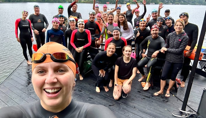 Maude Beauchamp en compagnie des participantes et participants d'un triathlon à Lac-Beauport, événement sportif amical dont elle est la fondatrice.