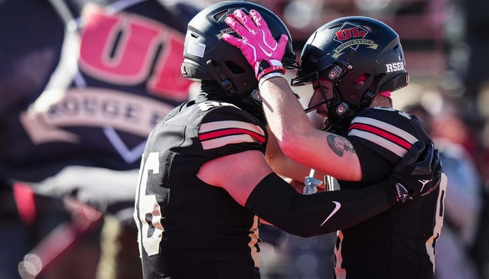Deux joueurs du club de football Rouge et Or de l'Université Laval célèbrent la victoire lors du dernier match à domicile de la saison régulière, le 18 octobre 2026, contre les Redbirds de l'Université McGill.
