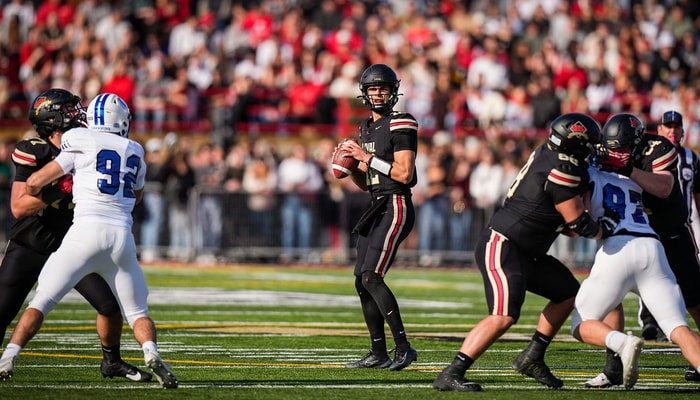 Arnaud Desjardins, quart-arrière du club de football Rouge et Or de l'Université Laval, récipiendaire du trophée Jeff-Russel pour une deuxième saison consécutive, remis au joueur par excellence du circuit québécois.