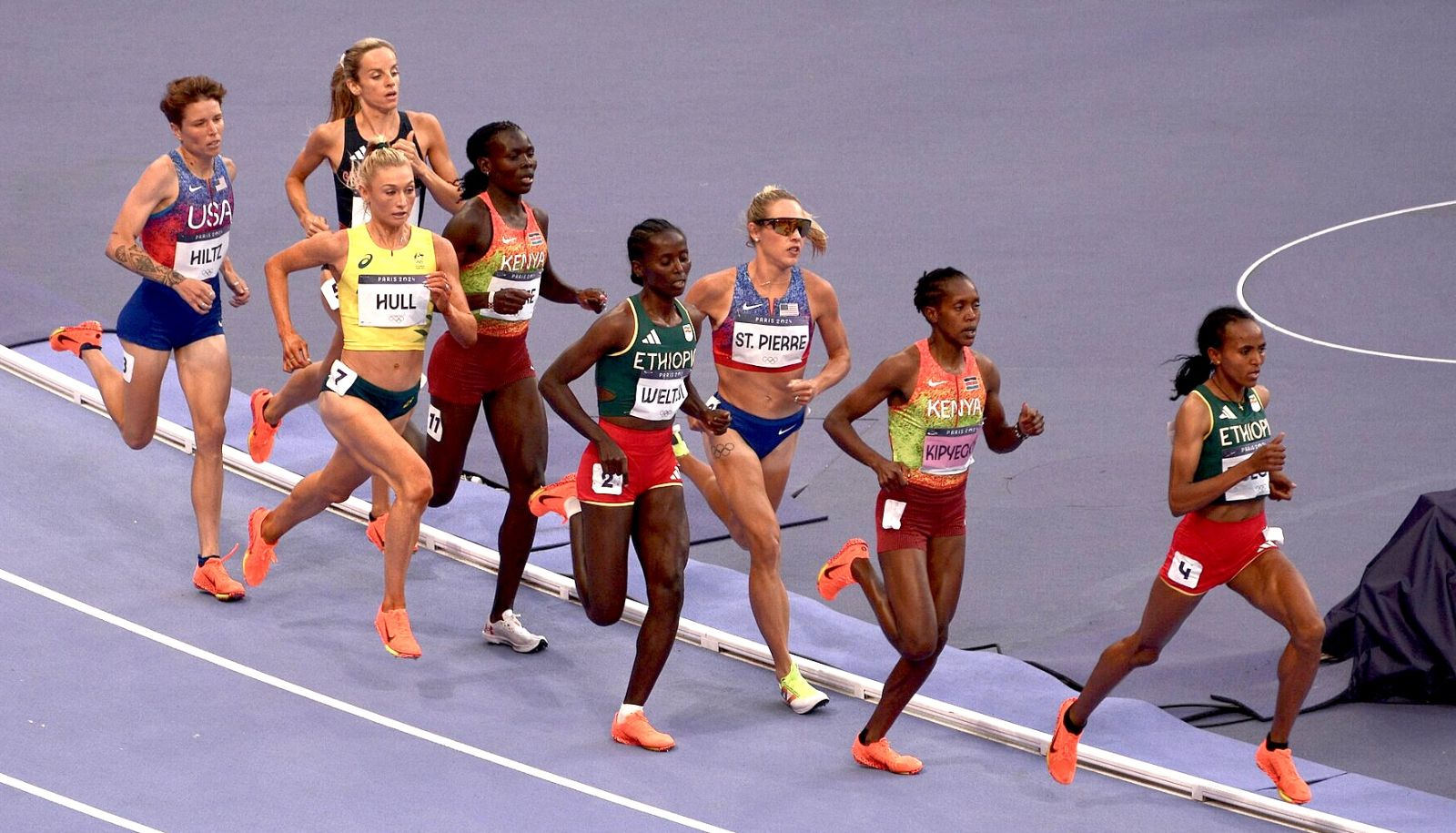 Lors de la finale du 1500 m femmes aux Jeux olympiques de Paris l'été dernier, l'écart entre la coureuse qui a obtenu la médaille de bronze et sa plus proche poursuivante était de 0,14 seconde, la durée d'un battement de paupière. Les intervalles à haute intensité réalisés avec réduction du flot sanguin dans les jambes entraînent des adaptations qui permettent d'améliorer les performances dans les épreuves de sprint long comme le 1500 m ainsi que dans les disciplines à forte composante musculaire comme le patinage de vitesse et le kayak.