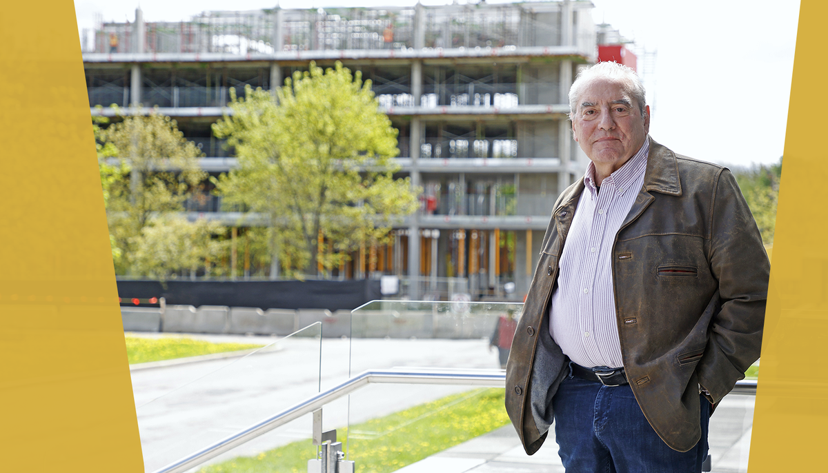 François Des Rosiers devant le projet de construction de logements universitaires situé à l’intersection des pavillons Ferdinand-Vandry, Adrien-Pouliot et Paul-Comtois. Ce bâtiment comptera 180 unités de logement meublées réparties sur cinq étages et intégrera également des espaces pour la vie étudiante.
