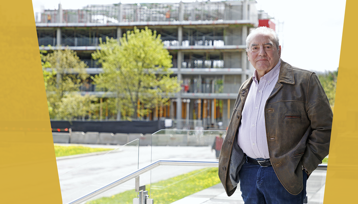 François Des Rosiers devant le projet de construction de logements universitaires situé à l’intersection des pavillons Ferdinand-Vandry, Adrien-Pouliot et Paul-Comtois. Ce bâtiment comptera 180 unités de logement meublées réparties sur cinq étages et intégrera également des espaces pour la vie étudiante.