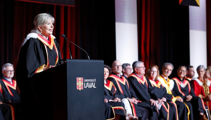 Lise Watier, récipiendaire d'un doctorat honoris causa en administration, durant son discours d'acceptation