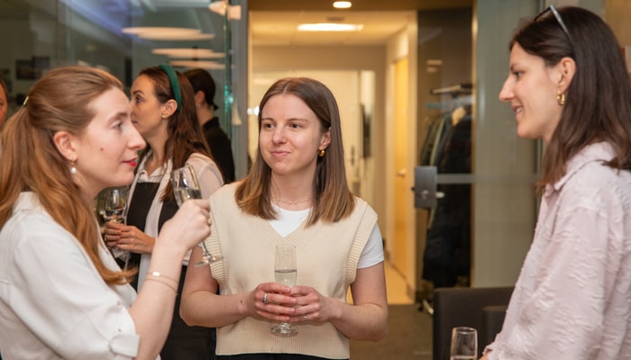 Marine Queffeulou, co-fondatrice et présidente de Kalego Solutions, Juliette Gagnon, co-fondatrice et présidente de Technologies MicroMea et boursière Eggenius, ainsi qu’Emily Cloutier, conseillère au développement de l’entrepreneuriat scientifique et technologique à la Faculté des sciences et de génie, lors de l'événement de reconnaissance.