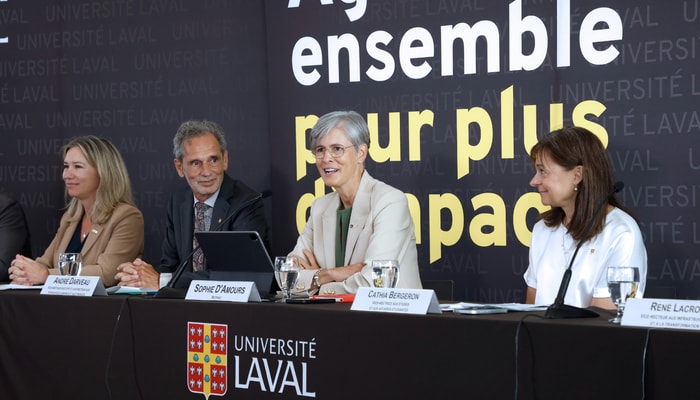 Lors de la conférence de presse: Eugénie Brouillet, André Darveau, Sophie D'Amours et Cathia Bergeron