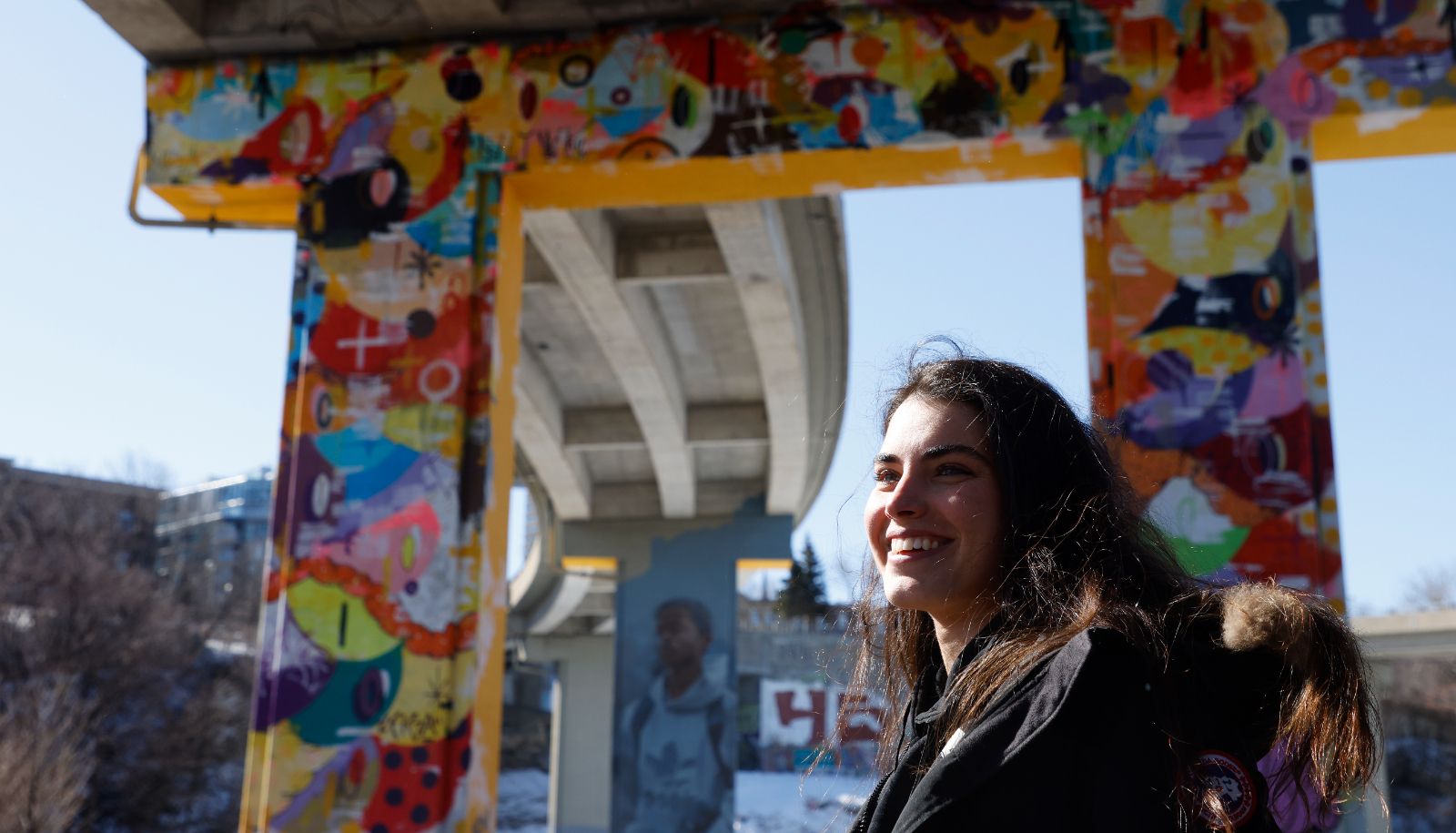 Paula Casillas Sánchez a coorganisé le projet PASSAGE MURAL qui a transformé les piliers de l’autoroute Dufferin-Montmorency, à l'îlot Fleurie.