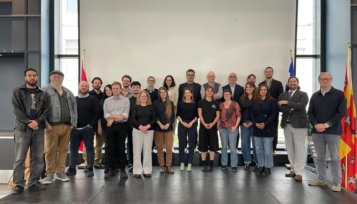 En marge du colloque, les expertes et experts prennent la pause avec les membres du comité organisateur et les étudiantes et étudiants auxiliaires de recherche.