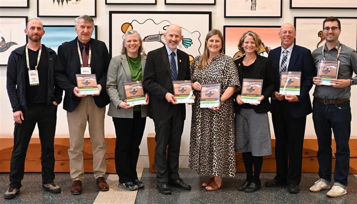 Des membres de l'équipe de rédaction lors du lancement de l'ouvrage, qui s'est déroulé au congrès GéoManitoba 2025. De gauche à droite: Stephan Gruber (Carleton University), Vladislav Roujanski (Tetra Tech engineering) Heather Brooks (EBA Engineering), Antoni Lewkowicz (University of Ottawa), Ashley Rudy (Northwest Territories Geological Survey), Pascale Roy-Léveillée (Université Laval), Ed Hoeve (HoevEng Consulting), Brendan O'Neill (Geological Survey of Canada).