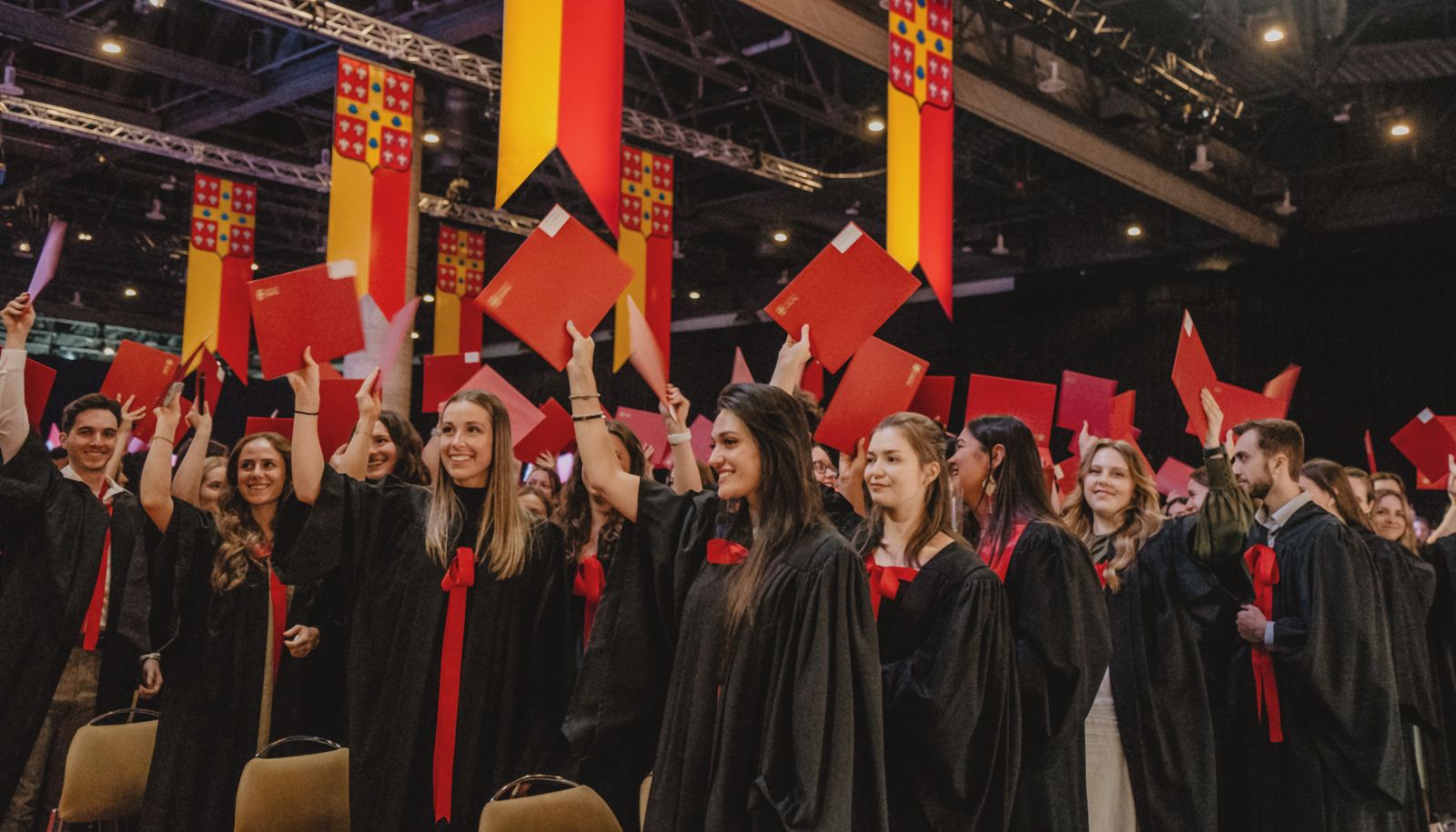 Des finissantes et finissants montrent fièrement leur diplôme lors d'une des cérémonies de collation des grades de l'Université Laval en 2024.