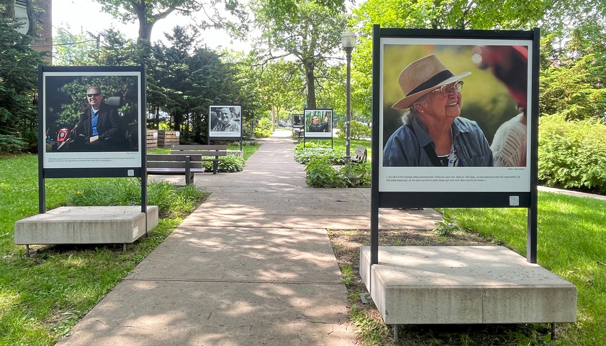 Le parc Lockwell, situé près du Théâtre Périscope dans le quartier Saint-Jean-Baptiste, accueille l'exposition Vieillir en diversité et en équité à Québec.