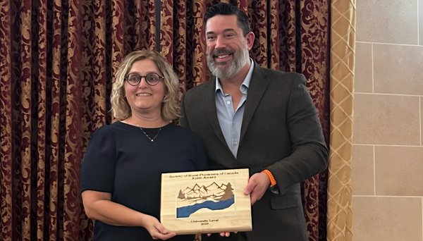 Sonia Sylvain, directrice du Département de médecine de famille et d’urgence de l'Université Laval, reçoit le prix Keith des mains du Dr Gavin Parker, président de la Société de la médecine rurale du Canada.