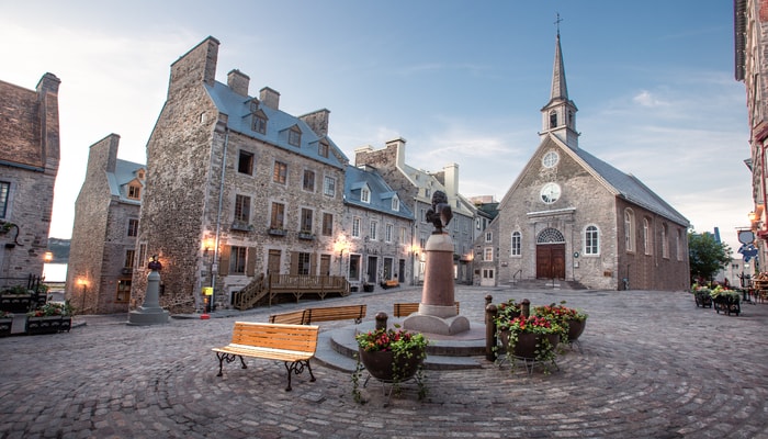 L'arrondissement historique de Québec, qui comprend notamment les bâtiments des 17e et 18e siècles de Place-Royale, est inscrit sur la Liste du patrimoine mondial de l’UNESCO depuis le 3 décembre 1985.