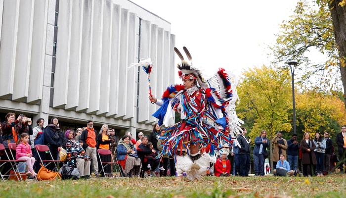 Gabriel Gros-Louis, Wendat de Wendake et Innu de Ushuat mak Mani-Utenam, a offert une performance de danse lors de cette journée.