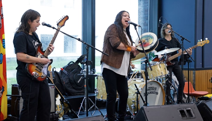 Laura Niquay et ses musiciennes ont livré une prestation aussi sonore qu’énergique le 18 juin, à l'atrium du pavillon Charles-De Koninck.