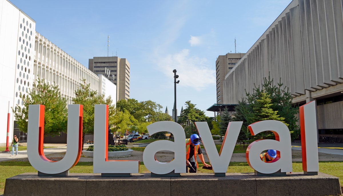 Le campus s'est enrichi d'une signature en trois dimensions en aluminium d'environ 7,62 mètres de long par 2,1 mètres de haut.
