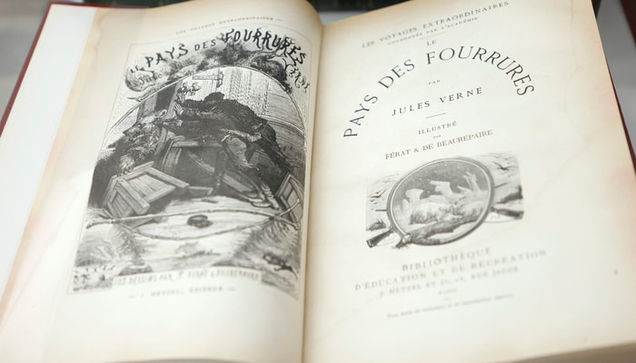 Le pays des fourrures est un roman qui raconte une sorte d'errance maritime qui va amener les personnages depuis le Grand Nord canadien jusque dans le Pacifique.