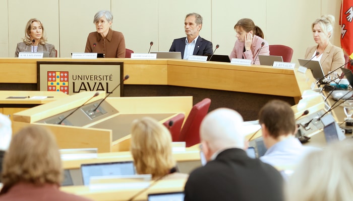 Au discours de la rentrée, devant le Conseil universitaire, Anne-Marie Laflamme, secrétaire générale, Sophie D'Amours, rectrice, André Darveau, vice-recteur exécutif et vice-recteur aux ressources humaines et aux finances, Cathia Bergeron, vice-rectrice aux études et aux affaires étudiantes, responsable de la santé, et Eugénie Brouillet, vice-rectrice à la recherche, à la création et à l'innovation.