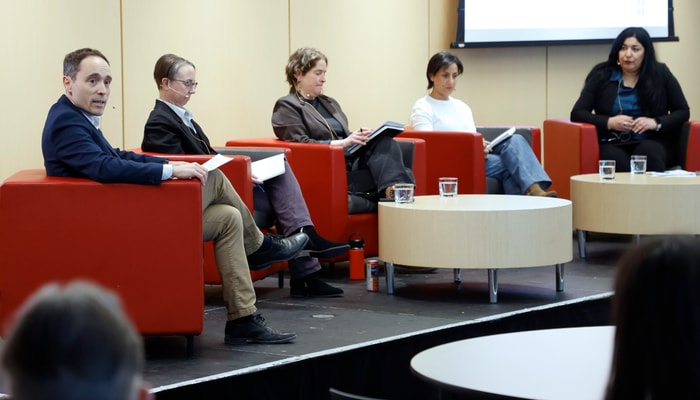 De gauche à droite: Jonathan Paquin, directeur de l'ESEI et modérateur de la  table ronde, Anessa Kimball, professeure au Département de science politique de l'Université Laval, Fannie Lafontaine, professeure à la Faculté de droit de l'Université Laval, Sylvana Al Baba Douaihy, professeure associée au Centre d'études du religieux contemporain à l'Université de Sherbrooke, et Selma Kasmi, doctorante en études internationales à l'ESEI.